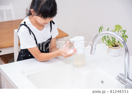 手を洗う小学生の女の子 手を洗う小学生の女の子 81246551