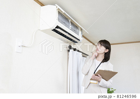 エアコンが臭くて顔をしかめる営業ウーマン エアコンが臭くて顔をしかめる営業ウーマン 81246596