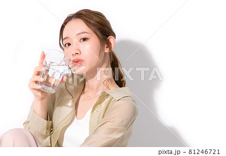 水分補給のために水の入ったグラスを手に持つ若い女性 水分補給のために水の入ったグラスを手に持つ若い女性 81246721