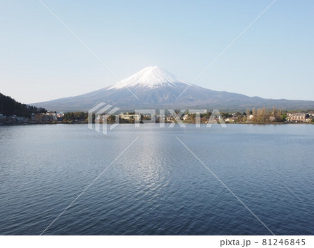 河口湖畔から望む富士 河口湖畔から望む富士 81246845