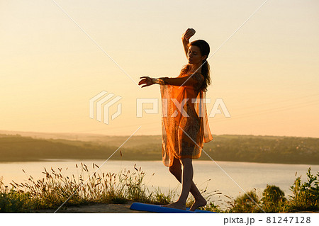 Fit girl dance at warm sun light 81247128