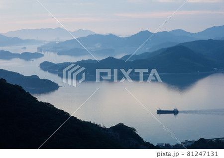 早朝の竜王山からのしまなみの眺望　広島県三原市 81247131