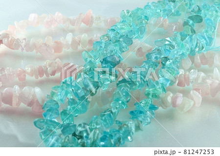 天然石ピンクアクアマリン（モルガナイト）のさざれ石チップとアパタイトのさざれ石の連 81247253