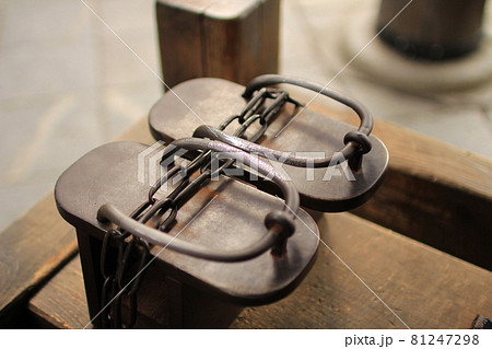 鎖でつながれた鉄の下駄 鎖でつながれた鉄の下駄 81247298