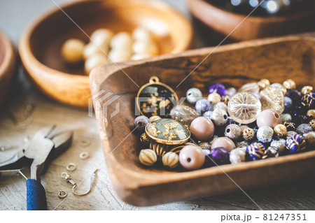 ビーズアクセサリーの材料 ハンドメイドのイメージ素材 ビーズアクセサリーの材料 ハンドメイドのイメージ素材 81247351