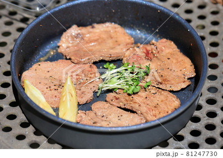 フライパンで焼く牛タン フライパンで焼く牛タン 81247730