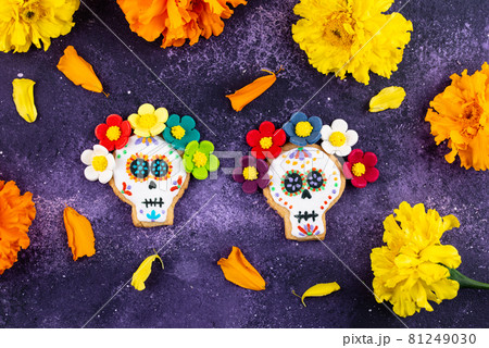 Day of the Dead cookies in shape of sugar skull. 81249030