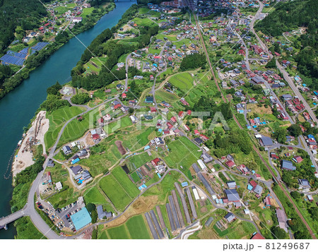 ドローンで空撮した夏の長野県木曽郡の木曽川流域の街並みの風景 81249687