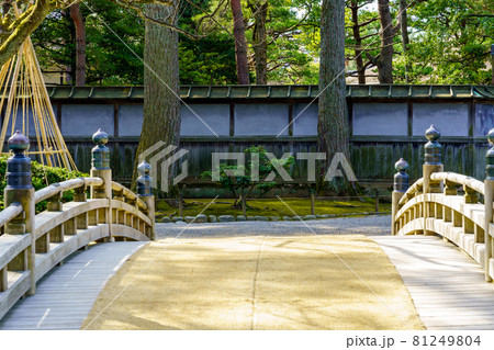 金沢の観光スポット 早春の兼六園の花見橋の写真素材