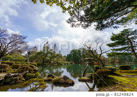 早春の金沢旅行・兼六園の霞ヶ池と徽軫灯籠 早春の金沢旅行・兼六園の霞ヶ池と徽軫灯籠 81249824