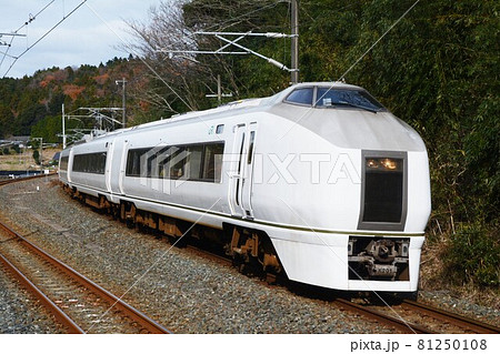 常磐線を南下する651系の普通列車 常磐線を南下する651系の普通列車 81250108
