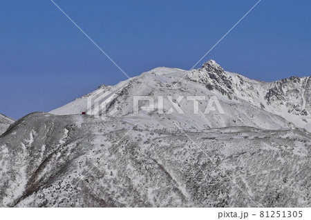 冬の空木岳池山尾根からの宝剣岳 冬の空木岳池山尾根からの宝剣岳 81251305