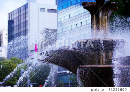 止まった水滴の噴水 81251690