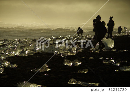 氷塊　ダイヤモンドビーチ　ヨークルスアゥルロゥン氷河湖　青く輝く宝石　氷河　アイスランド 81251720
