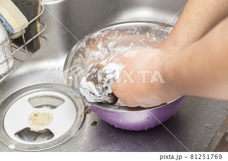 生ダコの下ごしらえをする男性の手元 81251769
