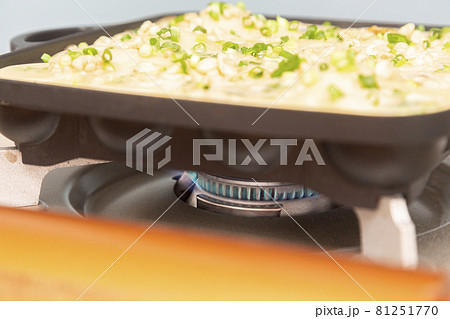 カセットコンロでたこ焼きを焼く カセットコンロでたこ焼きを焼く 81251770