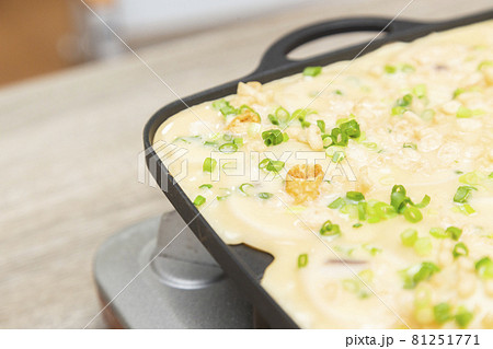 カセットコンロでたこ焼きを焼く カセットコンロでたこ焼きを焼く 81251771