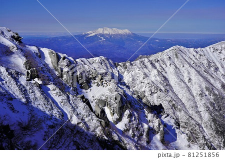 冬の空木岳駒峰ヒュッテからの御嶽山 冬の空木岳駒峰ヒュッテからの御嶽山 81251856