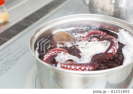 タコを茹でる 81251905