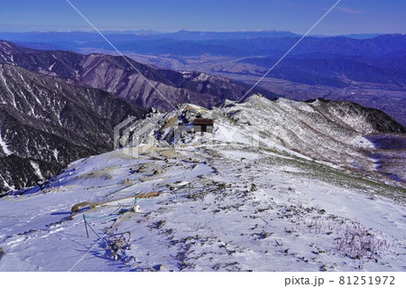冬の空木岳山頂直下からの駒峰ヒュッテ 81251972
