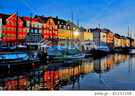 デンマーク・コペンハーゲン・冬の早朝のニューハウン 81252108