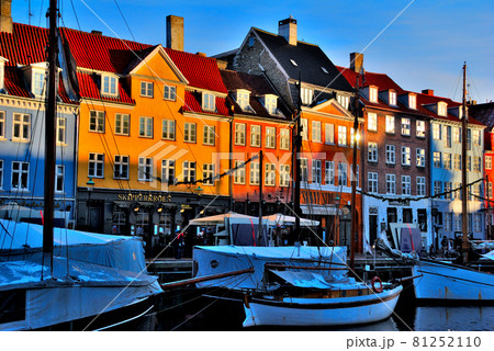 デンマーク・コペンハーゲン・冬の早朝のニューハウン 81252110