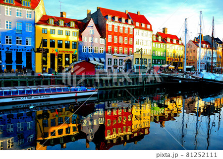 デンマーク・コペンハーゲン・冬の早朝のニューハウン 81252111