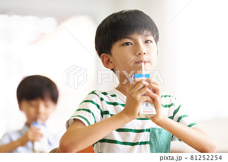 座って牛乳を飲む小学生 81252254