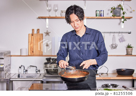 パスタを調理するエプロン姿の若い男性　料理男子イメージ 81255506