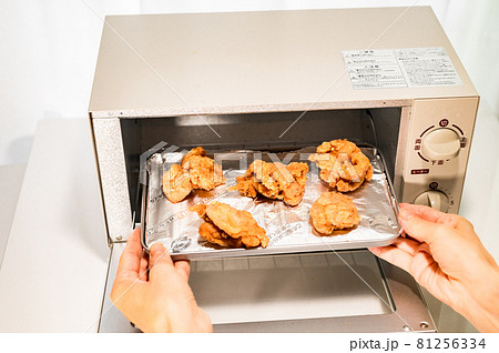 テイクアウトした唐揚げをトースターで温める 81256334