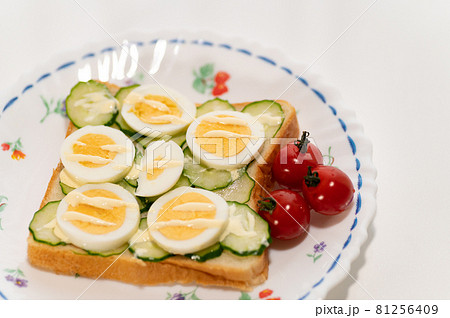 家庭で作るオープン玉子サンド 家庭で作るオープン玉子サンド 81256409
