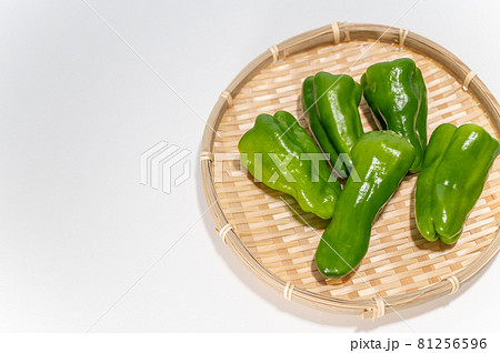 食べ方多用多種夏が美味しいピーマン 食べ方多用多種夏が美味しいピーマン 81256596