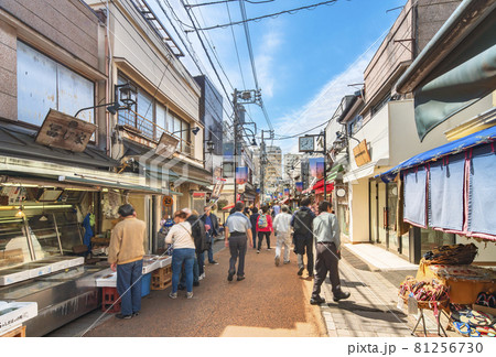 [東京・谷中] 谷中銀座商店街の魚屋や下駄屋で買い物を楽しむ観光客。 81256730