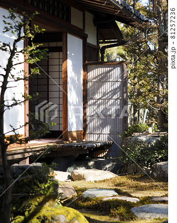 美しい日本家屋と庭園 81257236