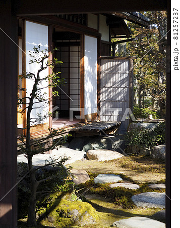 美しい日本家屋と庭園 81257237