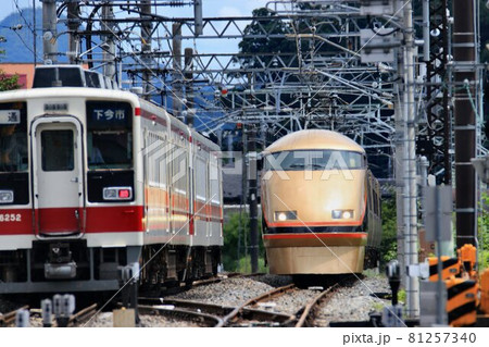 夏の日光へ 黄金に輝き快走する『特急スペーシア』 81257340