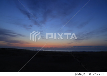 九十九里浜の片貝海水浴場からの日の出 81257792