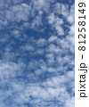 もこもこした雲がゆったりと流れている秋の青い空 81258149