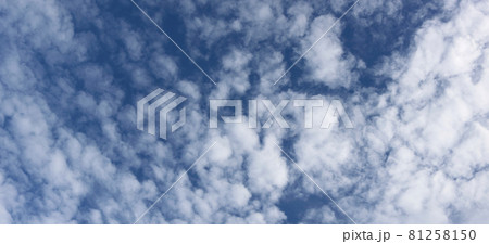 もこもこした雲がゆったりと流れている秋の青い空 81258150