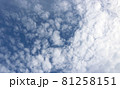 もこもこした雲がゆったりと流れている秋の青い空 81258151