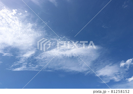 さわやかな晴天、風がゆったりと流れている青空 81258152