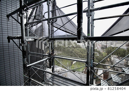 マンション大規模修繕足場工事、居住者から見た大規模修繕足場工事、安全第一、梅雨時には危険 81258404