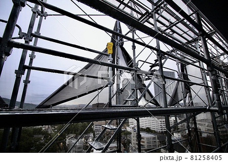 マンション大規模修繕足場工事、居住者から見た大規模修繕足場工事、安全第一、梅雨時には危険 81258405