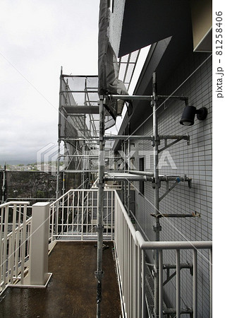 マンション大規模修繕足場工事、居住者から見た大規模修繕足場工事、安全第一、梅雨時には危険 81258406