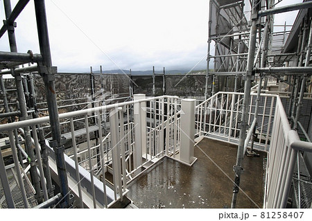 マンション大規模修繕足場工事、居住者から見た大規模修繕足場工事、安全第一、梅雨時には危険 マンション大規模修繕足場工事、居住者から見た大規模修繕足場工事、安全第一、梅雨時には危険 81258407