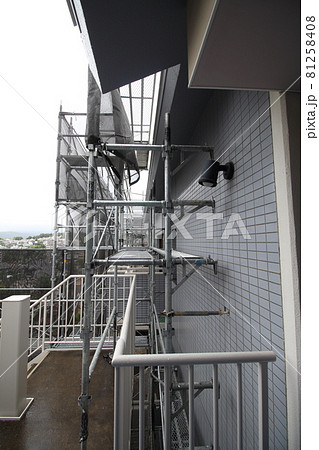 マンション大規模修繕足場工事、居住者から見た大規模修繕足場工事、安全第一、梅雨時には危険 マンション大規模修繕足場工事、居住者から見た大規模修繕足場工事、安全第一、梅雨時には危険 81258408