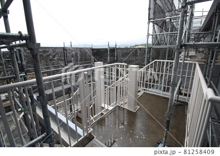 マンション大規模修繕足場工事、居住者から見た大規模修繕足場工事、安全第一、梅雨時には危険 81258409