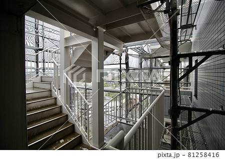 マンション大規模修繕足場工事、居住者から見た大規模修繕足場工事、安全第一、梅雨時には危険 マンション大規模修繕足場工事、居住者から見た大規模修繕足場工事、安全第一、梅雨時には危険 81258416