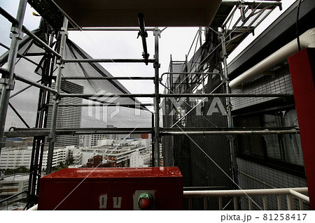 マンション大規模修繕足場工事、居住者から見た大規模修繕足場工事、安全第一、梅雨時には危険 マンション大規模修繕足場工事、居住者から見た大規模修繕足場工事、安全第一、梅雨時には危険 81258417