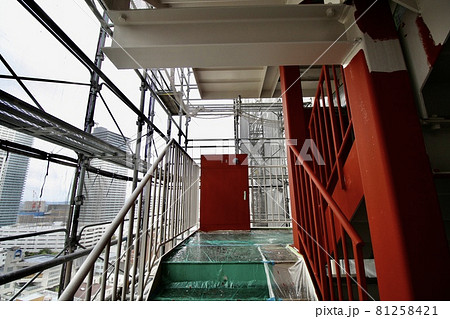 マンション大規模修繕足場工事、居住者から見た大規模修繕足場工事、安全第一、梅雨時には危険 81258421